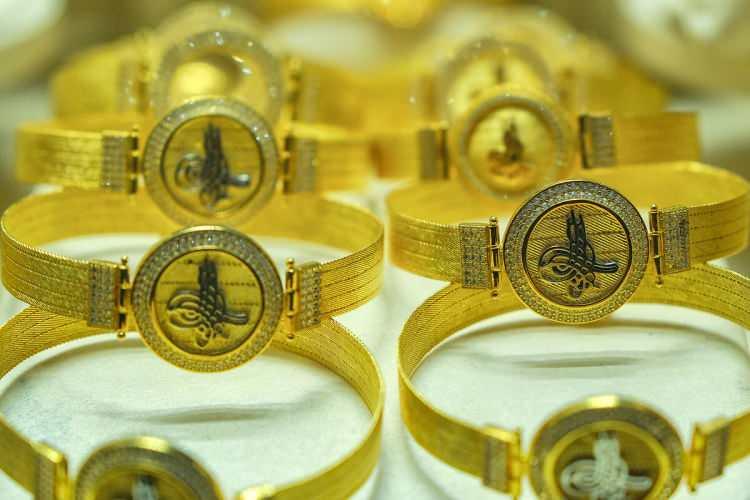 <p>Halk enflasyona karşı doları ödeme aracı olarak görüyor. Son 20 yıllık getiriden gram altın TL yüzde 6291 getiriye sahip. BİST 100 yüzde 1703 puanlık getiriye sahip.</p>
<p> </p>