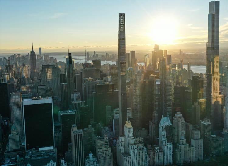 <p>SHoP Architects tarafından tasarlanan New York'un en yüksek üçüncü binası ve batı yarımküredeki en yüksek binalardan biri konumunda olan kulede, fiyatı 8 ila 66 milyon dolar aralığında değişen 60 adet daire bulunuyor.</p>
<p> </p>