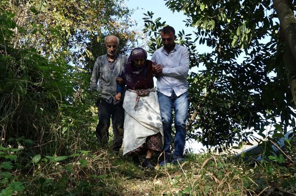 <p>Çoğu zaman torunum şehirden kalkıp, geliyor. Beni patika yollardan sırtında taşıyarak yola çıkartıyor. Yollar tehlikeli. Sürekli düşme korkusu yaşıyorum. </p>