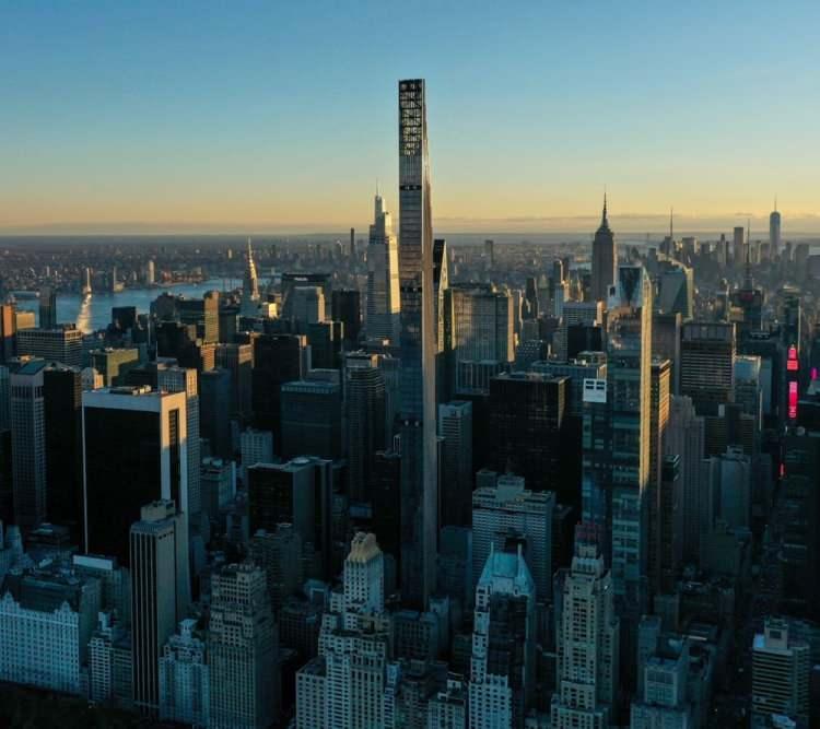 <p>Tepesinde 91 metreden uzun dekoratif çelik tacı dahil 435 metre yüksekliğiyle Steinway Tower'da 60 adet daire bulunuyor.</p>
<p> </p>