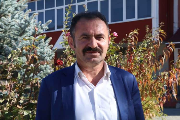 <p><strong>"BURADA TEMİZ HAVA ALIYORUM"</strong></p>

<p>İlçe sakinlerinden 76 yaşındaki Mutlu Pamukçuoğlu da Ankara'da yaşadığını, 1995 yılında emekli olduktan sonra yaz aylarını ilçede geçirdiğini söyledi.</p>

<p>İlçenin genellikle yaşlı nüfusa sahip olduğunu belirten Pamukçuoğlu, "Burada temiz hava alıyorum, seviyorum burayı. Yazın nüfus artar, bizim gibi emeklilerin çoğu gelir, burada evine bakar, havasını alır, bahçesiyle ilgilenir." dedi.</p>
