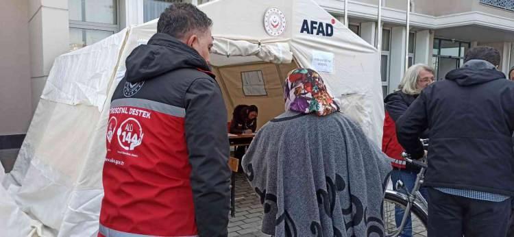 <p>Sağ olduğumuz için çok mutluyuz. Bu bizde bir travma oluşturdu. Benim iş yerimde hasarlar var. Onlar önemli değil, önemsemiyorum. Buradaki psikolojik desteğin çok önemli olduğunu gördüm. Bana çok kısa süreli terapiler yapıldı. Egzersizler, nefes egzersizleri yapıldı. Bunun çok faydalı olduğunu gördüm. İnsanlara da tavsiye ediyorum" dedi.</p>