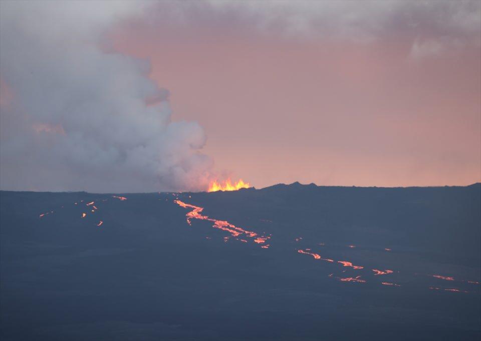 <p>ABD'nin Hawaii takım adalarından Büyük Ada'da bulunan dünyanın en büyük yanardağı Mauna Loa'nın 38 yıl sonra yeniden patlaması sonrası lav akışı devam etti.</p>
<p> </p>