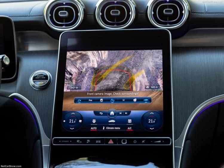 <p>Ön konsol sade bir tasarıma sahip. Üst kısım, uçak motorlarını andıran türbin görünümlü havalandırma çıkışlarıyla ikonik bir görüntü ortaya koyuyor. Alt kısımda uyumlu bir çizgi ile kavisli orta konsol ile bütünleşiyor.</p>