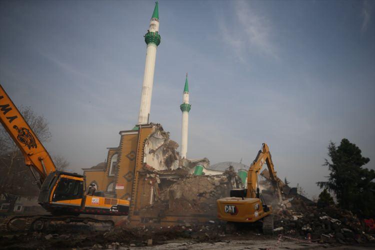 <p>Kentte 23 Kasım'da meydana gelen 5,9 büyüklüğündeki depremin ardından alınan karar doğrultusunda ağır hasarlı binaların yıkımına devam ediliyor.</p>

<p> </p>
