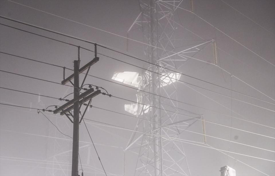 <p>Yoğun sis sırasında gerçekleşen kazanın ardından bölgede elektrik kesintisi yaşanıyor. </p>
