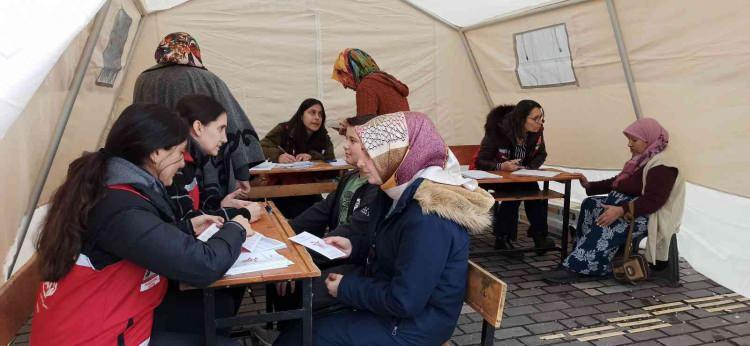 <p>Üstelik aileler kendi duygularını tanıyıp, bunu kabul etmeliler. Duyguları yok saymak, çocuklara 'Korkmayın' demek aslında daha büyük korkulara sebep olabilir. İlk aşamada şu an anormal bir süreç yaşadık. Buradaki korkuları normal karşılamalıyız ama önce biz yetişkinler bu duyguyu kabul etmeliyiz. Sonrasında çocuklara 'Korkma, geçecek' gibi cümleler yerine aslında daha çok 'Yanındayım, şu an seninleyim' denilmeli. Biz çadır kentlerde çocuklarla birlikte oyunlar oynadık. Onların içsel kaynaklarını, motivasyonlarını sorgulamaya, öğrenmeye ve motivasyonlarını artırmaya çalıştık. </p>