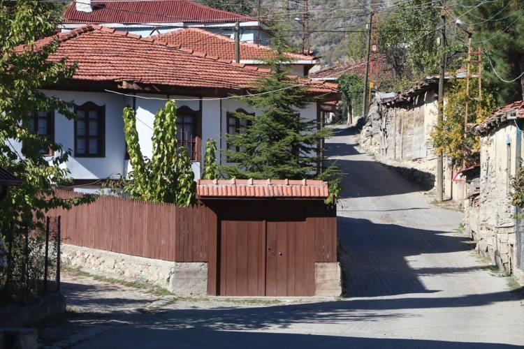 <p> Çankırı'da temiz havası, doğası ve sakinliğiyle huzurlu bir yaşam sunan ve Türkiye'nin en az merkez nüfusuna sahip ilçesi Bayramören'de 476 kişi yaşıyor.</p>
