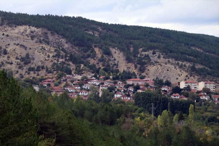 <p>Kastamonu sınırında, etrafı dağlar ve ormanlarla çevrili ilçede yaz aylarında nüfus artıyor. Türkiye genelinde Bayramören kütüğüne kayıtlı 24 bin 292 kişi bulunuyor.</p>
