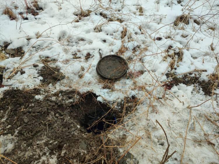 <p>İ&ccedil;işleri Bakanlığından yapılan a&ccedil;ıklamaya g&ouml;re, Hakkari İl Jandarma Komutanlığınca, jandarma komando, jandarma &ouml;zel harekat ve ter&ouml;rle m&uuml;cadele (TEM) ekiplerinin katılımıyla ve nokta istihbaratına dayalı olarak icra edilen,&nbsp;Eren&nbsp;Abluka Sonbahar-Kış-5 Şehit Jandarma Astsubay Egemen &Ouml;zt&uuml;rk operasyonu kapsamında, Hakkari'nin Y&uuml;ksekova il&ccedil;esi G&uuml;venli k&ouml;y&uuml; Sarıkaya mezrası kırsalında arazi taraması yapıldı.</p>
