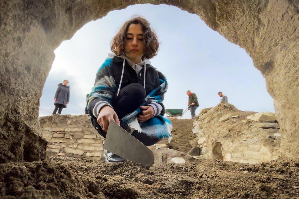 <p>Alandaki Ulu Cami, Kızılca Minare, Miri Ambarı gibi tarihi yapılar restore edilecek. Şu an projeleri yapılıyor. Kültür Turizm Bakanlığı Vakıflar Genel Müdürlüğü kanalıyla ihaleleri yapılacak. Cazibe Merkezlerini Destekleme Programı kapsamında Eski Van Şehri'ni tekrardan ayağa kaldırarak ilimize kazandıracağız."</p>

<p> </p>
