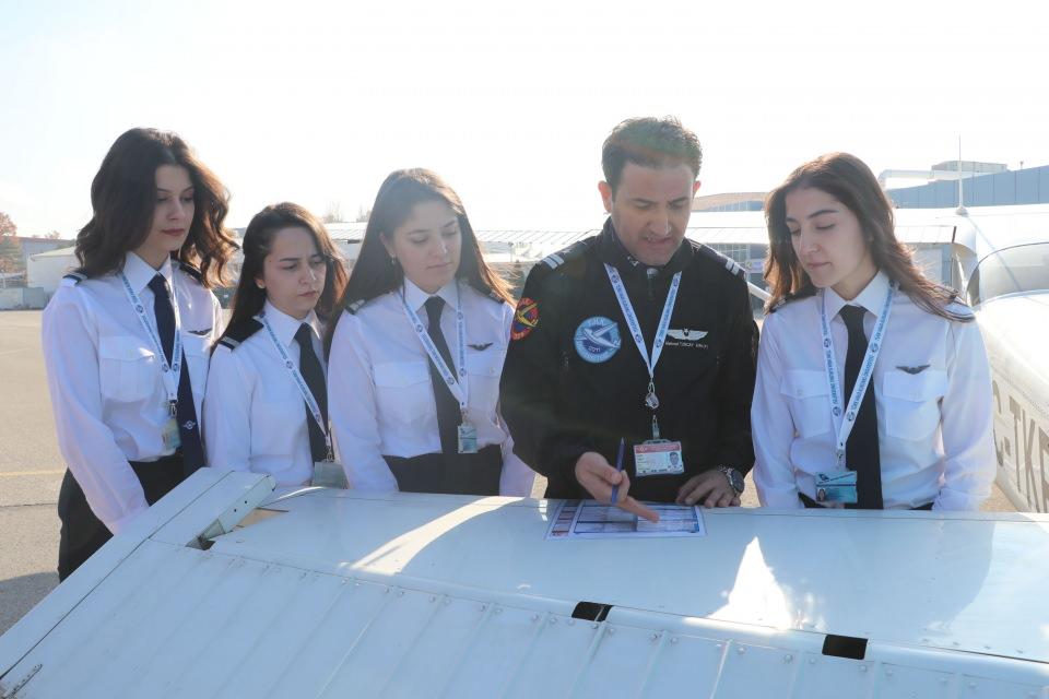<p>THK Pilotaj Bölümü Öğretim Üyesi pilot Osman Koç, "Gelecekte hava yolu ile seyahatte uçakların her 4 pilotundan 1'i kadın olacak" dedi.</p>
