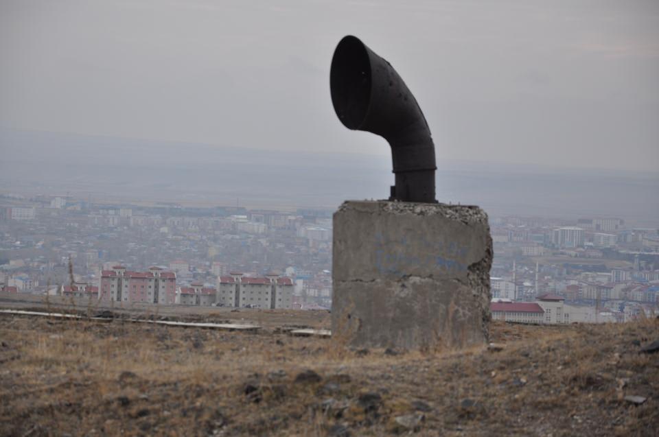<p><strong>Karadağ Tabya<br />
</strong><br />
Karadağ Tabya, Kars'ta bulunan en büyük tabyalardan biri. Arap ve İnönü Tabyaları ile birlikte bölgede çepeçevre savunma imkanı sağlayan tabyada sığınak, kışla binası, süvari hendeği, hendeği ateş altına alan mazgallar ve irtibat hendekleri bulunuyor.</p>