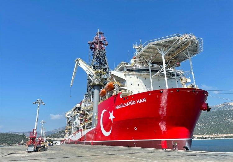 <p>İddialara göre Abdülhamid Han Sondaj Gemisi Akdeniz’de iki ayrı bölgede doğalgaz tespit etti. Karadeniz’de yeni müjdeler yolda.</p>
