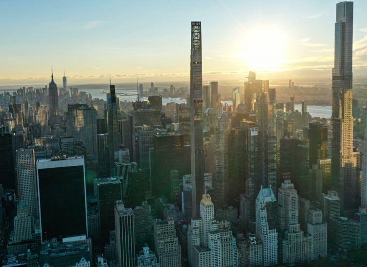<p>ABD'de New York kentinin Manhattan bölgesinde bulunan 435 metre yüksekliğe sahip Steinway Kulesi dünyanın en ince gökdeleni olma özelliği taşıyor.</p>

<p> </p>
