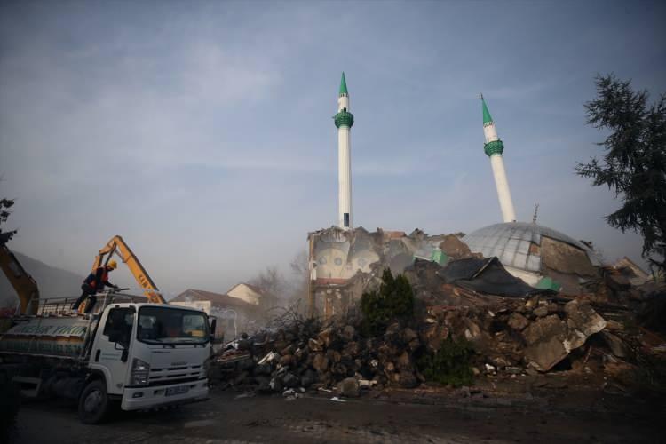 <p>Caminin yıkımı tamamlanırken, ekipler bölgede temizlik çalışması yürütüyor.</p>

<p> </p>
