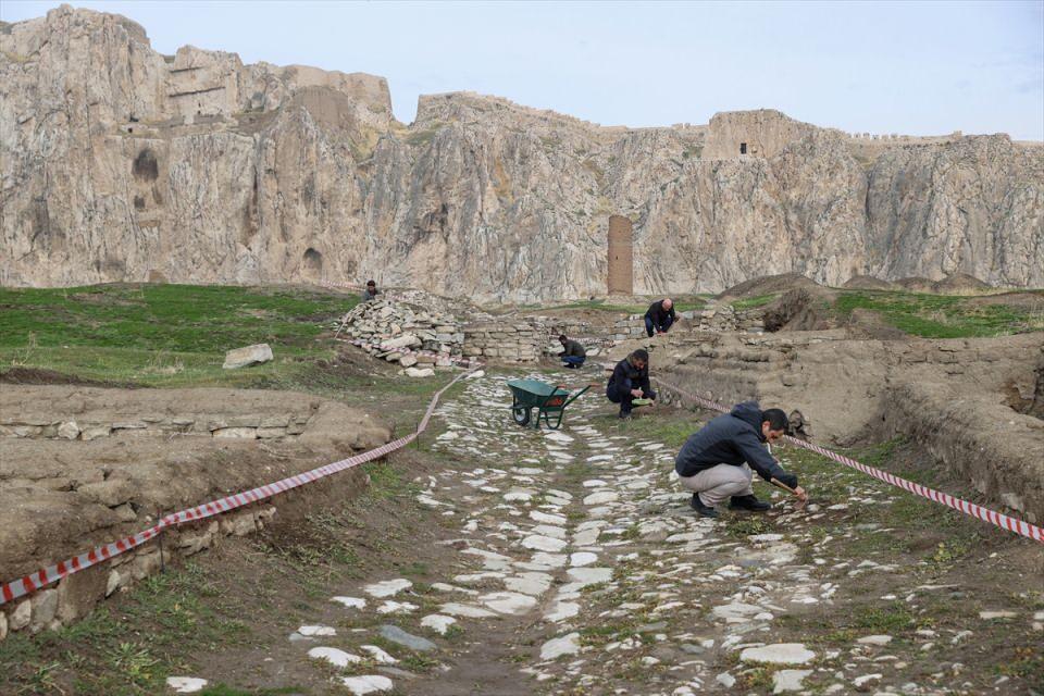 <p><em><strong>Eski Van Şehri'nin o tarihlerde tamamen yakılıp yıkıldığını dile getiren Şevli, şöyle konuştu:</strong></em></p>

<p>"Burayı tekrar ayağa kaldırmak için üniversitemizin akademik danışmanlığında birçok kurumla birlikte çalışma başlattık. </p>
