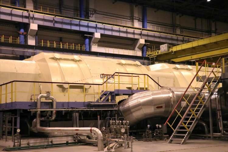 <p>Akkuyu NGS'de kullanılacak VVER-1200 tipi reaktörler 3+ nesil olarak ifade ediliyor ve santral içinde aktif ve pasif güvenlik sistemlerini birleştirici özelliği bulunuyor.</p>
