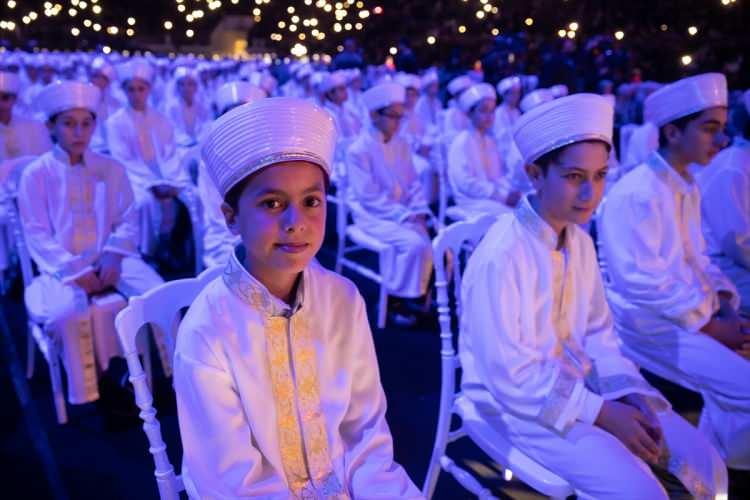 <p>Erbaş, hafızların görevinin İslam'ın davetçileri olduğunu belirterek, şöyle konuştu:<br />
<br />
"Çünkü hafızlar olarak peygamber varisi olmayı en çok hak eden kardeşlerimizsiniz. Hafızlar, Peygamber Efendimizin yerine getirmiş olduğu bu vazifeleri, omuzlarına emanet almış kişilerdir. Birer şahit olarak, müjdeci, uyarıcı, davetçi, tebliğci ve mürşit olarak İslam'ı bütün insanlığı aydınlatmak için birer ferdi olacağız, neferi olacağız. Gönlüm istiyor ki eğitiminizi tamamladıktan sonra hangi üniversiteyi bitirirseniz bitiriniz, hangi alanda olursanız olun Kur'an-ı Kerim'den istifade edeceksiniz inşallah. Gönlüm ister ki camilerimizin mihrapları, minberi ve kürsüleri hafızlarla süslensin. İmam hatip liselerimizin sınıflarında hafız öğretmenlerimiz olsun. İlahiyat fakültelerimizin kürsülerinde hafız doçentlerimiz, profesörlerimiz ders versin. Gönlüm istiyor ki üniversitelerde akademisyenlerden, hafız tabiplerimiz, mühendislerimiz ve öğretmenlerimiz olsun. Ülkemizin her yerinde, her alanında sizlere ihtiyaç var. Sizler çok önemlisiniz, çok değerlisiniz. Önemli olduğunuzu hiçbir zaman aklınızdan çıkarmayınız."</p>
