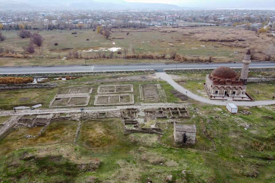 <p><em><strong>Projenin tamamlanmasıyla alanın cazibe merkezi haline geleceğini belirten Balcı, şunları kaydetti:</strong></em></p>

<p>"Burayı tam anlamıyla bir tarih, ticaret, turizm ve kültür adasına dönüştüreceğiz. Van Kalesi de görkemli heybetiyle alana ayrı bir güzellik katıyor. </p>
