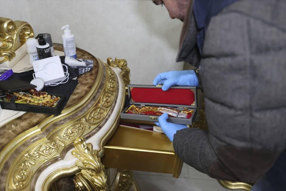 <p>Gözaltına alınan zanlıların emniyetteki işlemlerinin sürdüğü öğrenildi.</p>