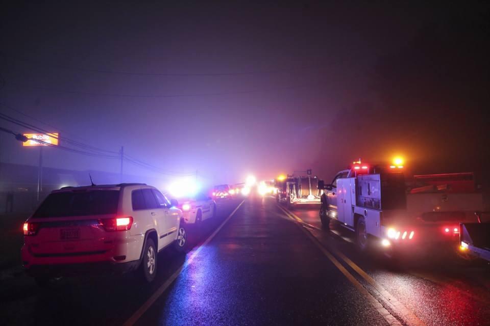 <p>Yollar, araç trafiğine kapatılırken kurtarma ekiplerinin uçakta bulunan kişilerle telefon aracılığıyla görüştüğü ifade edildi.</p>

<p> </p>
