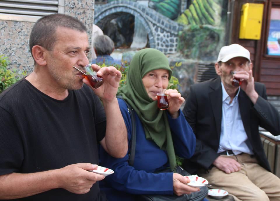 <p> Bir bardak çay için, bir çay kaşığı çay kullanıyoruz. Farklı demleme teknikleri olsa da; ağız tadıma uygun çayı önce demliğe, çay üzerine su koyarak elde ediyorum. Demlikteki tüm çay yapraklarını ıslatacak şekilde yavaş yavaş suyu ekliyoruz. Kapağını kapatıp 15 dakika demlenmeye bırakıyoruz.</p>
