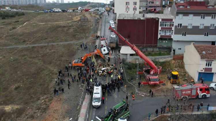 <p>Başakşehir'de seyir halindeki hafriyat kamyonu otomobilin üzerine devrildi. İtfaiye ekipleri, otomobilde sıkışan sürücüyü kurtarmak için çalışma başlattı.</p>
