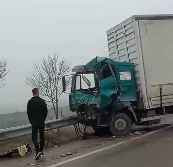 <p>İzmir yolunda görgü tanıklarının beyanına göre, 3 farklı noktada 20'den fazla büyük araç ve küçük aracın kazalara karıştığı kazalarda birisi haricinde yaralı olmadığı bildirildi. </p>
