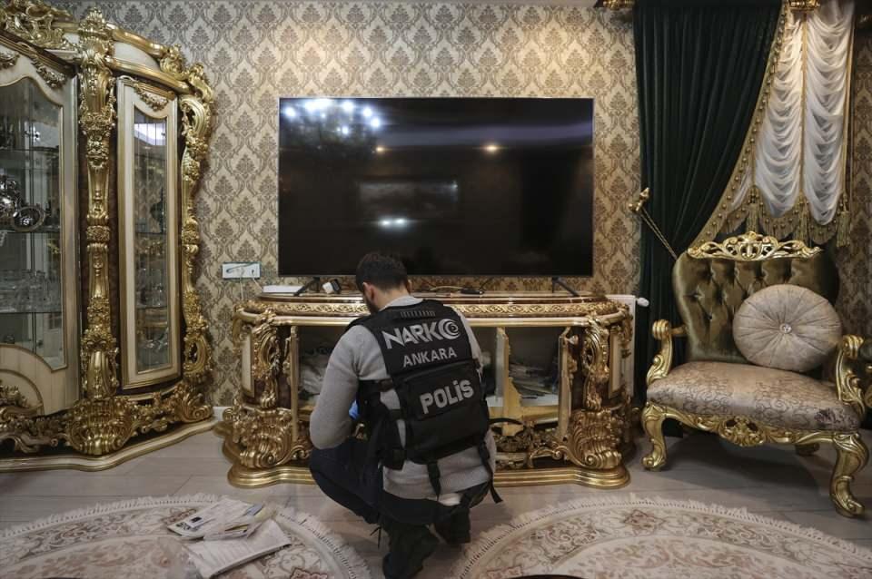 <p>Özel harekat polislerinin de katıldığı operasyonda 138 kişi gözaltına alındı.</p>
<p> </p>