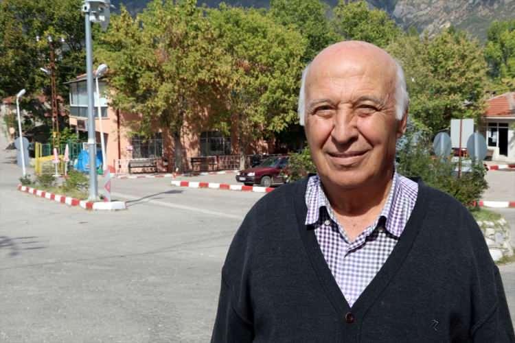 <p style="padding-bottom: 20px; margin: 0px; color: rgb(0, 0, 0); font-family: sans-serif; line-height: 1.5 !important;">Daha güzel hizmet verebilmek için ilçe nüfusunun artırılmasını hedeflediklerini dile getiren Muratoğlu, hemşehrilerine ikametlerini Bayramören'e aldırmaları çağrısında bulundu.</p>

<p style="padding-bottom: 20px; margin: 0px; color: rgb(0, 0, 0); font-family: sans-serif; line-height: 1.5 !important;">İlçede uluslararası yamaç paraşütü şampiyonası düzenlendiğine dikkati çeken Muratoğlu, "İlçemizdeki pistlerin yarışmacılar tarafından çok beğenildiği, dünya çapında, Türkiye'de de öncelikli, en güzel uçuş yerlerinden olduğu söyleniyor." ifadesini kullandı.</p>

<p style="padding-bottom: 20px; margin: 0px; color: rgb(0, 0, 0); font-family: sans-serif; line-height: 1.5 !important;">İlçenin daimi nüfusunu genellikle kamu kurumlarındaki memurların oluşturduğunu anlatan Muratoğlu, yaşayanların çok az kısmının çiftçilik ve hayvancılıkla uğraştığını, kalanının emekli olduğunu kaydetti.</p>

