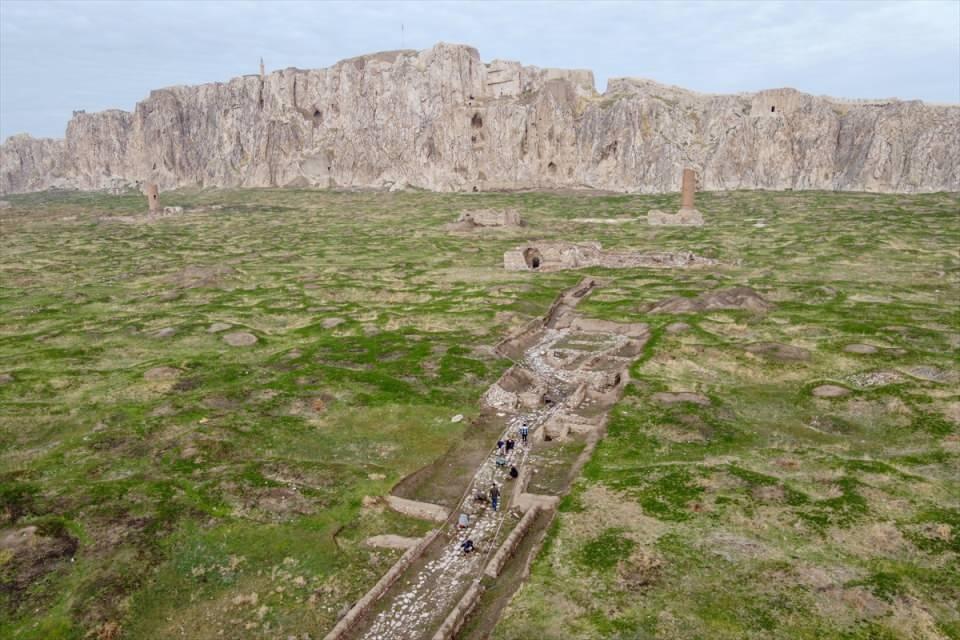 <p>Bu yıl yapılar arasında bağlantıyı kuran yeni bir yol, gülleler, tüfek ve şarapnel parçalarının ortaya çıkarıldığı 46 hektarlık alanda, surlar ile Ulu Cami, Kızıl Minare, Abbasağa Camisi, Hüsrev Paşa Hanı, Çifte Hamam, Miri Ambarı, 2 kilise ve sarnıcın restore edilmesi planlanıyor.</p>

<p> </p>
