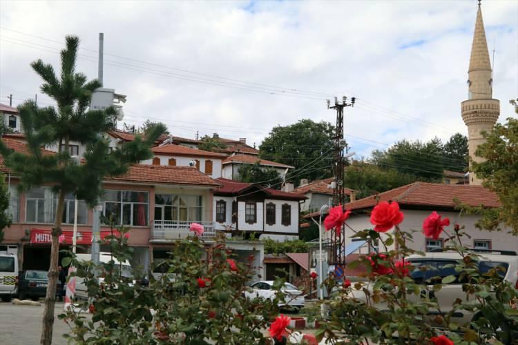 <p>İlçede bulunan yaklaşık 250 yıllık olduğu tahmin edilen Bayramören Tarihi Ahşap Köprüsü ziyaretçilerin ilgisini çekiyor.</p>

<p>Önemli asayiş olayının yaşanmadığı ilçe, sakinlerine huzurlu bir yaşam sunuyor.</p>
