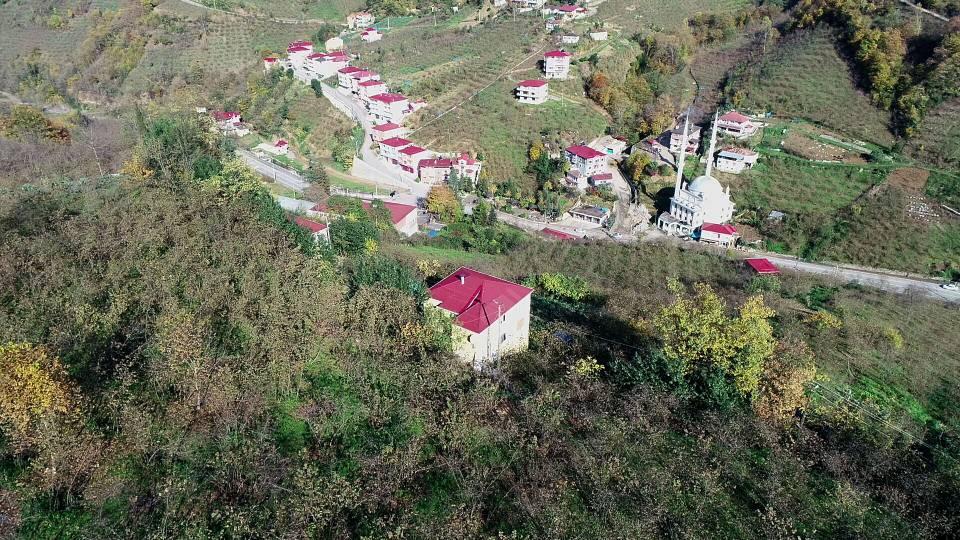 <p>Trabzon'un Akçaabat ilçesinde arazi anlaşmazlığı nedeniyle yolu yapılamayan 7 evde yaşayan aileler, sarp arazideki patika yolu kullanıp, ulaşım sağlıyor. </p>

