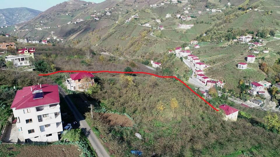 <div>Mustafa Kaya da hasta babaannesi Halime Kaya'yı, dik ve dar yoldan sırtında taşıyıp, hastaneye götürüyor. Özellikle yağışlı havalarda kayganlaşan patika yol, büyük tehlike oluşturuyor.</div>
<div> </div>
