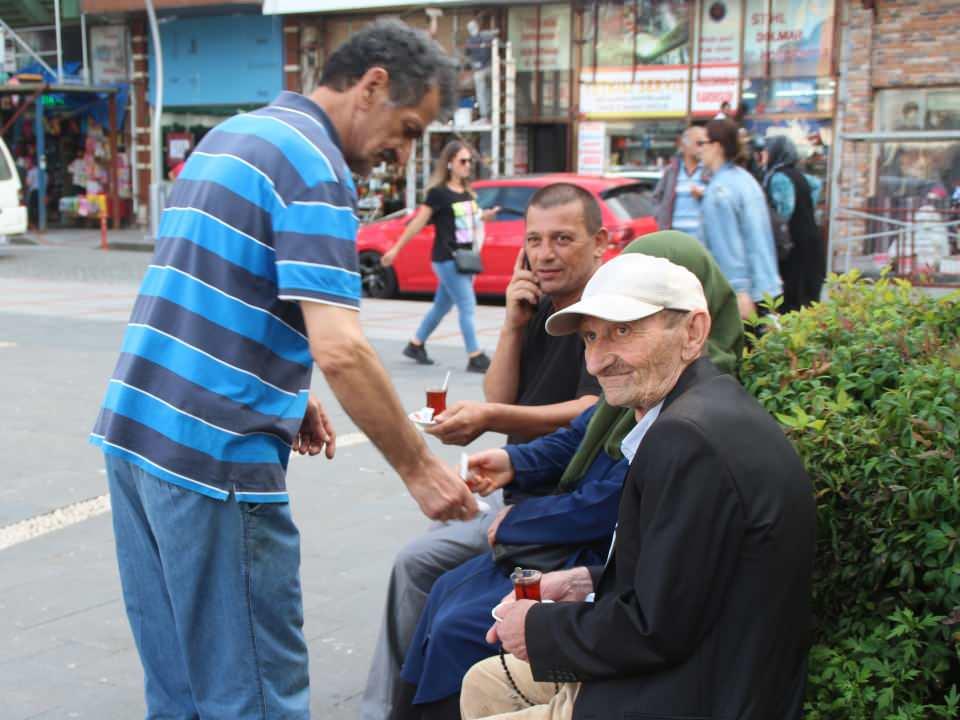 <p>Hatta sonrasında aile sohbetlerimizde de çay demlenir. Dünyada en çok çay, Türkiye'de tüketiliyor. Kişi başına yıllık ortalama 3 kilogram. Tabii bu oranlar siyah çay üzerinden değerlendiriliyor. Çay kültürümüz; beyaz, yeşil, sarı veya soğuk çay gibi yeni tatlarla genişliyor" dedi.</p>
