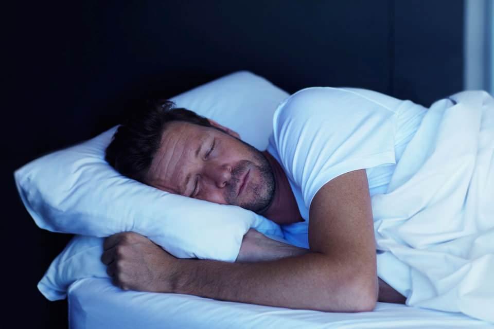 <p>Başka bir çalışma, kısa uyku süresinin, göbek yağı birikiminin bir göstergesi olan daha geniş bir bel çevresi ile önemli ölçüde ilişkili olduğunu buldu. Diğer çalışmalar da benzer sonuçlar ortaya çıkardı. Çalışmalar, çocuklarda ve ergenlerde de benzer ilişkiler olduğunu ortaya koydu.<br />
<br />
33 gözlemsel ve müdahale çalışmasının bir incelemesinde kısa uyku süresi artan obezite riski ilişkilendirilir. İlginç bir şekilde, her ek saat için vücut kitle indeksi skorları da azaldı.</p>
