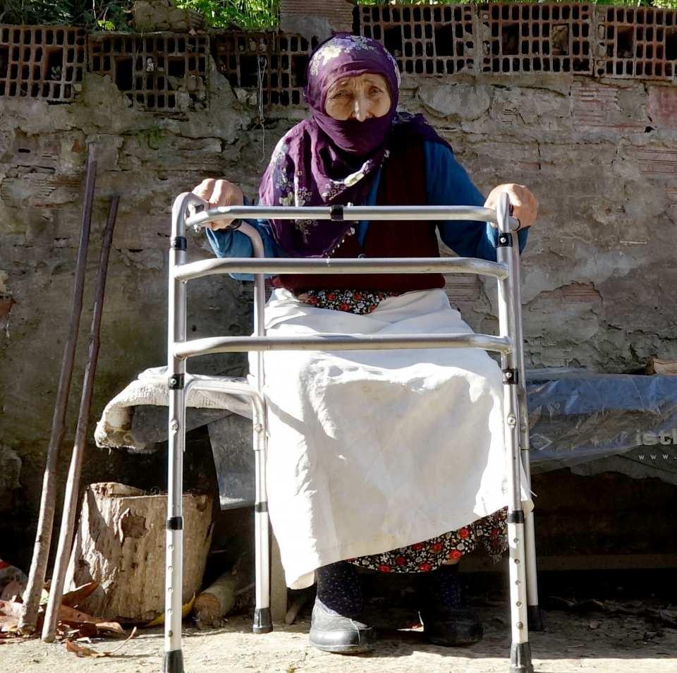 <p>Bazen düşüyoruz, kalkıyoruz yola bir şekilde varıyoruz. Yol istiyorum. </p>