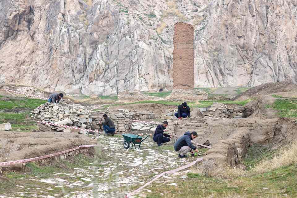 <p>Başta Urartular olmak üzere Ahlatşahlar, Eyyubiler, İlhanlılar, Anadolu Selçuklu, Akkoyunlular ve Osmanlı İmparatorluğu dönemlerinde yerleşim yeri olarak kullanılan Van Kalesi'nin güneyindeki "Eski Van Şehri"nin ayağa kaldırılmasına yönelik çalışmalar devam ediyor.</p>

<p> </p>
