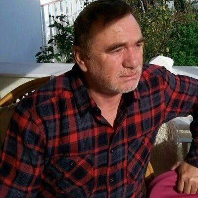 <p><strong>Sabah'ta yer alan haber göre; babası genç şarkıcının magazin hayatını karartmakla, evlilik hayatını ise bitirmekle tehdit etti. Coşkun, babasının yaşadığı evi terk etmesini istedi. Bu duruma daha fazla öfkelenen baba Girgin, evi yakmakla tehdit edip, basının karşısına çıkıp kızına iftira atacağını söyledi ve 1 milyon dolar istedi.</strong></p>