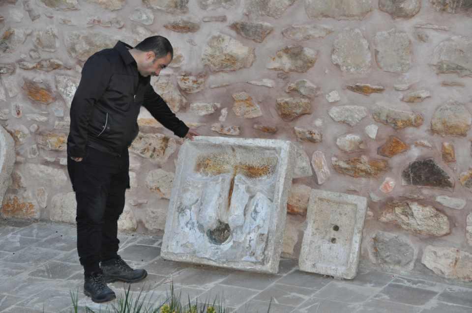 <p>O dönemlerde yoğun bir şekilde kullanılması ve insanların tuvalet sırası beklemesi nedeni ile tarihi yapının 'sık dişini helası' adını aldığını belirten Başkan Eroğlu, "Restoresi tamamlanan 'sık dişini helası'nın altyapısından Osmanlı ve Selçuklu dönemine ait kanalizasyon hattı çıktı. O döneme ait hela taşları, musluklar ve buna benzer birçok objeler çıktı. Bunları da müzemizde sergiliyoruz" dedi.<br />
</p>