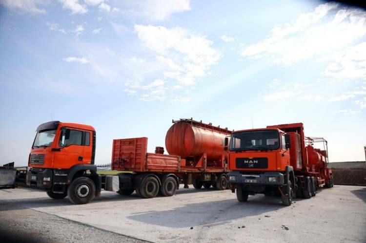 <p>Enerji ve Tabii Kaynaklar Bakanı Fatih Dönmez de, Soysallı Köyü'nde petrol çalışmalarının tüm hızıyla sürdüğünü söyledi. Petrol kuyularında çalışanların sayısı ise 150'ye ulaştı. Çalışanlar için köyde kamp kuruldu. Bakan Dönmez yaptığı açıklamada, "Yaklaşık 350-400 metrelik sığdan petrol üretiyoruz. O bölgede yaşayanlar bilir, yani sulamak için kuyu açsanız artezyen yine o kadar inmeniz lazım. Biz neredeyse su seviyesinden petrol bulduk, bu büyük bir nimet. Kaliteli bir petrol, yaklaşık 800 milyon dolarlık bir değeri var" dedi.<br />
 </p>
