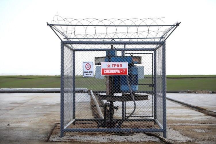 <p><strong>"DAHA ÖNCE BANA DELİ DEDİLER"</strong></p>
<p>Arazisinde petrol çıkarma işlemleri süren Orhan Buhur da Sabah'a özel açıklamalarda bulundu: 50 dönümlük arazimde 3 kuyu açıldı. Çalışmalar sürüyor. Daha önce 1997 yılında tarlada sulama yapmak için sondaj çalışması yaptığımda petrole ulaştım. Ancak petrolü çıkaran şirket batınca proje yarım kaldı. Kuyu atıl şekilde 8 yıl bekledi. O dönemde bana 'Tarlasına yağ döktü yaktı', 'Petrol yok, yalan konuşuyor', 'BOTAŞ boru hattından sızma oldu', 'Deli' dediler. Sonunda haklı olduğum kanıtlandı.</p>