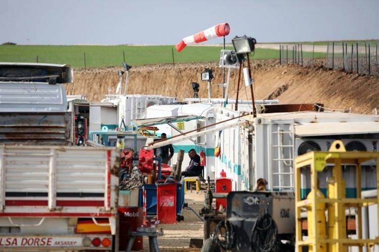 <p><strong>KAMP KURDULAR</strong></p>
<p>Petrol kuyularında çalışan işçilerin Adana'da daha önce otellerde kaldıklarını ancak kuyu sayısının artmasıyla köyde kamp kurulduğunu dile getiren Buhur, "Petrol çalışmaları aralıksız sürüyor. </p>