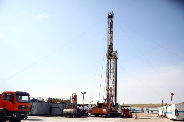 <p>Köyümüzden işçiler de çalışmalara katılıyor. Petrolün çıkmasıyla birlikte köylümüzün de yüzü gülmeye başladı. Burada hem üretim hem de depolama yapılıyor. Buradaki 3 kuyudan çıkarılan ham petrol günde 12-13 tıra yüklenip Adıyaman'a gidiyor. Adıyaman'dan Erzin'de bulunan limana pompalama yapılıyor</p>