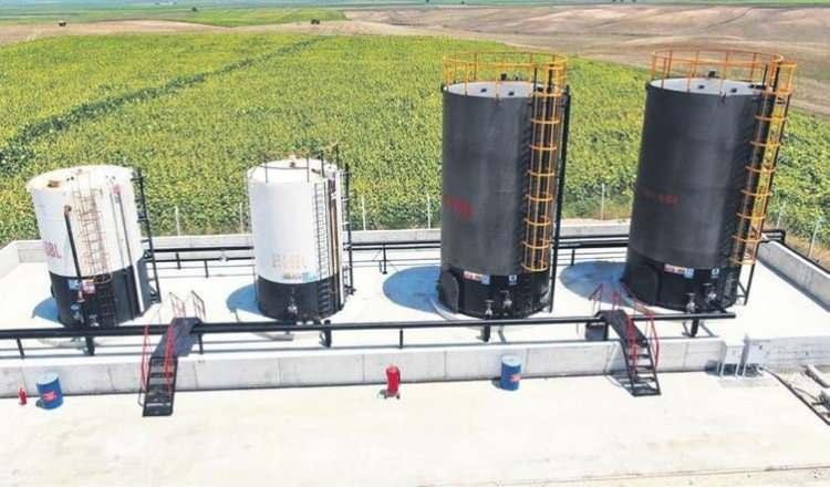 <p> Buradan da gemiyle İzmir Aliağa'ya gidiyor mazot ve benzin olarak ayrıştırılıyor. Çıkan petrolün yeryüzüne ne kadar yakınsa o kadar kaliteli olduğunu öğrendim. Buradan da 400 metre gibi kısa bir mesafeden petrol çıkartılıyor." şeklinde konuştu.</p>