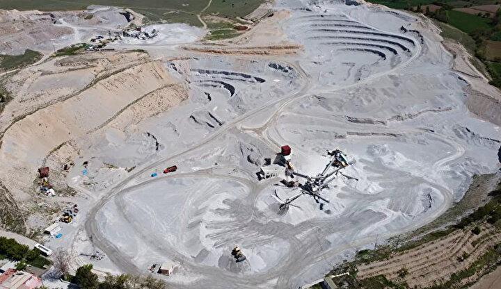 <p>İnşaat sektöründe ses ve ısı yalıtımının hammaddesi olan perlit, aynı zamanda çimento, alçı bağlayıcılar ve yüzey döşemelerinde kullanılıyor..</p>

