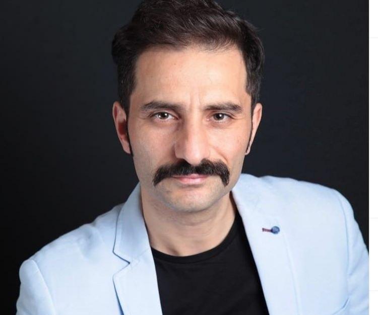 <p><span style="color:#000000"><strong>- Peki, sizin salondaki herkesin duyduğu o çıkışı yaptığınız an ne zamandı?</strong></span></p>
<p><span style="color:#000080"><strong>- Daha sonra sahneye çıkan yönetmen Selcen Ergun, biz olayı kapatmışken bana sataştı. Çünkü bir önceki tartışma sahne dışında karanlıkta olmuştu. Ergun, "Mesela az önce de arkadan bir arkadaş çok eril bir çıkış yaptı, ne dediği de anlaşılmıyor zaten!" dedi. Ben de, "Neyini anlamadınız? Çok açıktı. Kadın, TSK'ya iftira attı, bu adam da onu burada savunuyor" dedim. TSK ifadesini tekrar duyunca Ergun, "Ben zaten konuyu anlamadım beyefendi!" dedi.</strong></span></p>