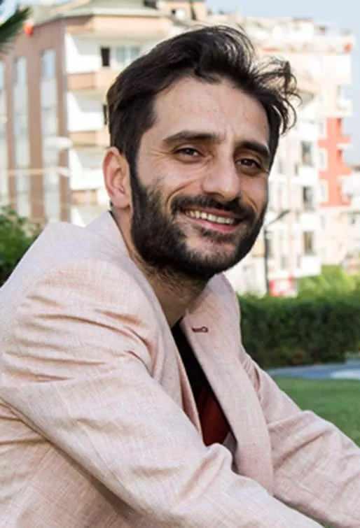 <p><span style="color:#800000"><strong>- Olay sonrasında günlerdir yazılıp, çiziliyorsunuz. Herkes sizi 'kahraman' olarak nitelendirmeye başladı...</strong></span></p>