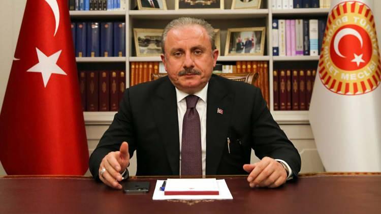 <p><strong>MİLLİ SAVUNMA BAKANIMIZ ANKARA'YA DAVET ETTİ<br />
- Başka kimler aradı?<br />
- TBMM Başkanı Şentop, sağ olsun övgü dolu sözlerle takdirlerini iletti. "Sanat camiasından beklemediğimiz bir çıkış yaptınız!" dedi. Katıldığım bir televizyon programında moderatörü İçişleri Bakanı Süleyman Soylu Bey aradı. O da sağ olsun, takdirlerini ve teşekkürlerini iletti. Milli Savunma Bakanlığı'ndan arandım. "Milli Savunma Bakanı Hulusi Akar Bey sizi makamında ağırlamak istiyor" dediklerinde, inanın o an kalbim yerinden çıkacak gibiydi. "Şeref duyarım" dedim. Ankara'ya gittim. İletişim Başkanlığı'ndan aradılar, davet ettiler. Prof. Dr. Fahrettin Altun Bey ile görüştüm. Sinema Genel Müdürü Erkin Yılmaz Bey davet etti, ziyaret ettim. Farklı farklı partilerden çok sayıda siyasetçi aradı. MHP Genel Başkanı Devlet Bahçeli Bey'in grup toplantısında bizzat ismimi söyleyerek teveccühlerini göstermesi yine benim için çok kıymetliydi. Sosyal medyadan anlatamayacağım kadar çok mesaj geldi.<br />
- O gece ödül töreninde tartıştığınız o üç isim size bir dönüş yaptı mı?<br />
- Ne Özcan Alper'den ne Selcen Ergun'dan ne de Korhan Abay'dan herhangi bir dönüş olmadı. Ben de bir dönüş beklemiyorum zaten.</strong></p>